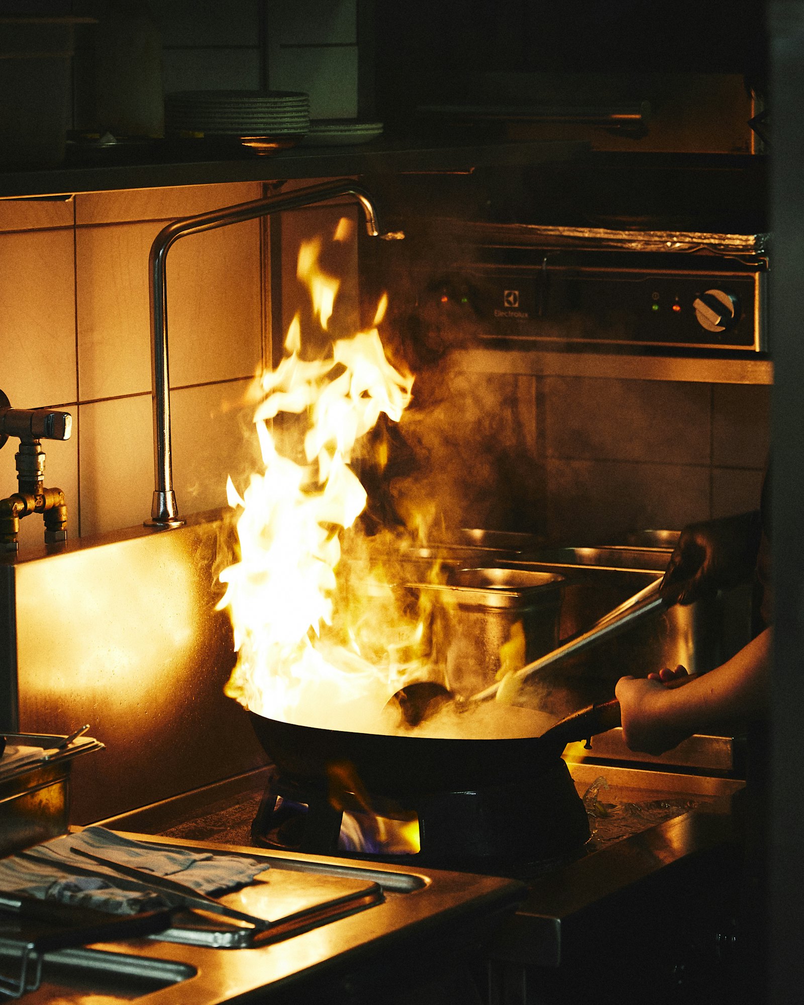 Flammen in der Küche am Grill