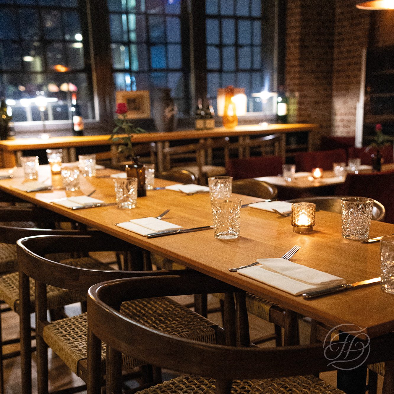 Lange Tafel mit Kristallgläsern und Kerzenlicht