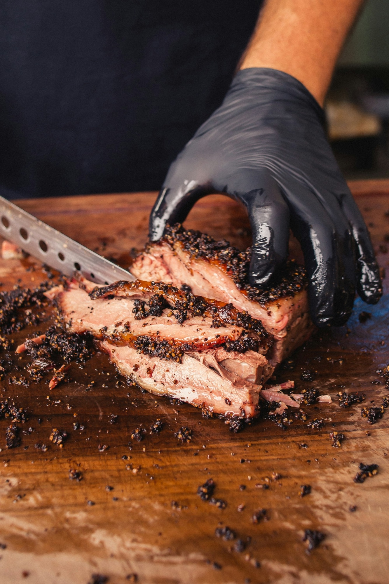 Brisket mit dunkler Bark wird angeschnitten