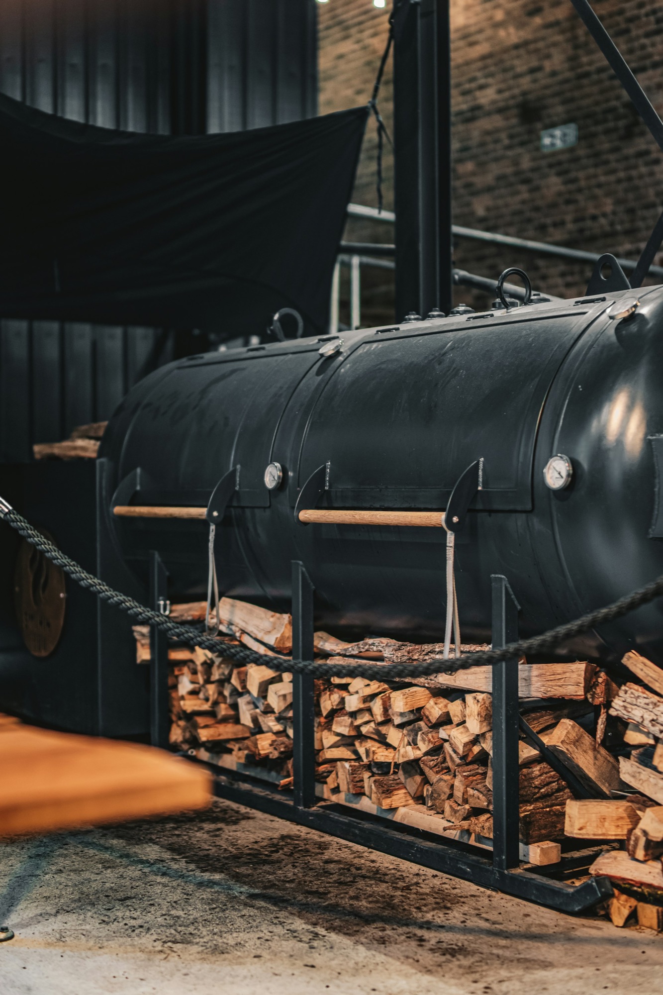 Smoker mit Holzvorrat